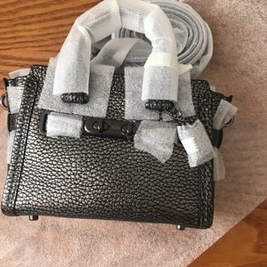 COACH Swagger 15 in Pebble Leather (gunmetal)